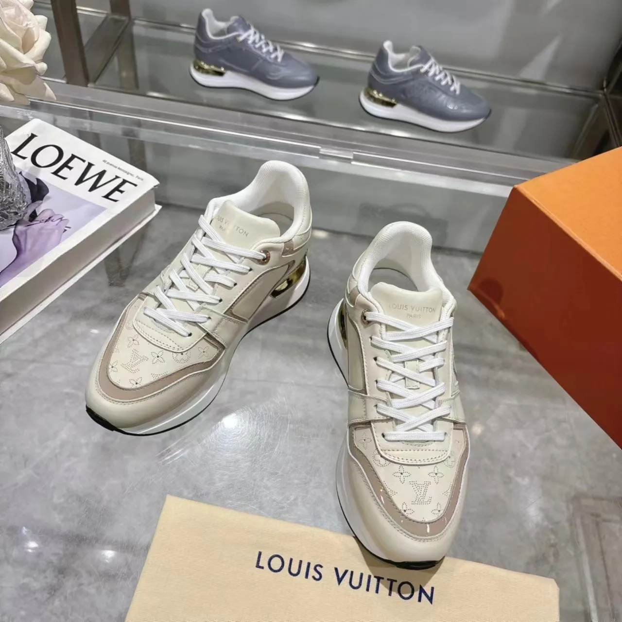 [L Family] P: 760💰Size 35-42 for women, 39-46 for men, (41.42 for women, 45.46 for men, customized) .LV Donkey Brand 🔥🔥LOUIS VUITTON Louis Vuitton's official website synchronizes the 2025 autumn and winter couple's models, which are now on the market, this Neo Run Away sneakers are inspired by running shoes, integrating LV's iconic must-have shoes into the trend. This version is a 1:1 replica of the original version. It is made of two-tone calfskin to highlight its simple lines and unique wedge outsole. Key details include the LV initials on the side and an engraved gold heel stabilizer on the back plus a 2cm hidden insole.